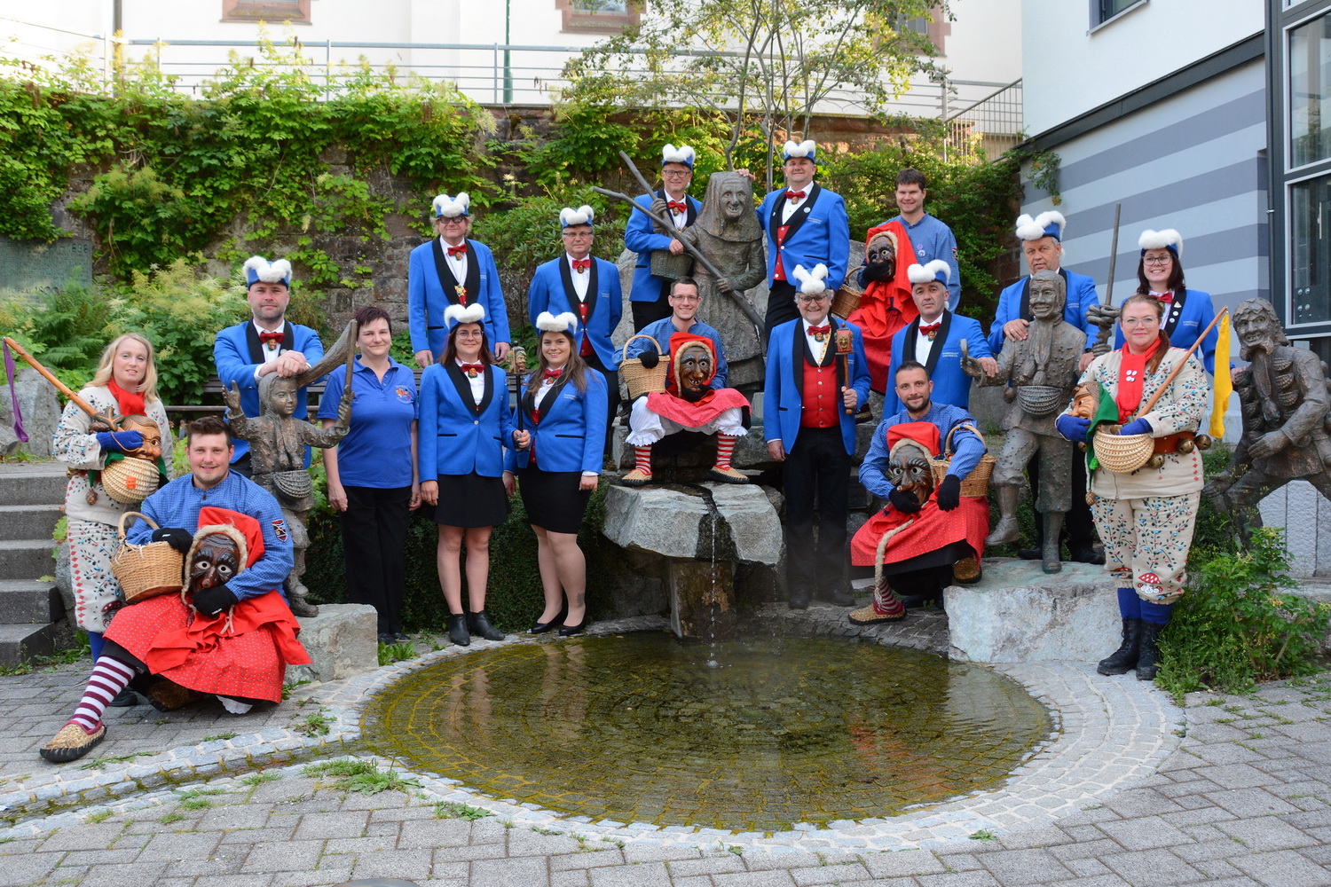 gremiummitglieder vor dem Narrenbrunnen
